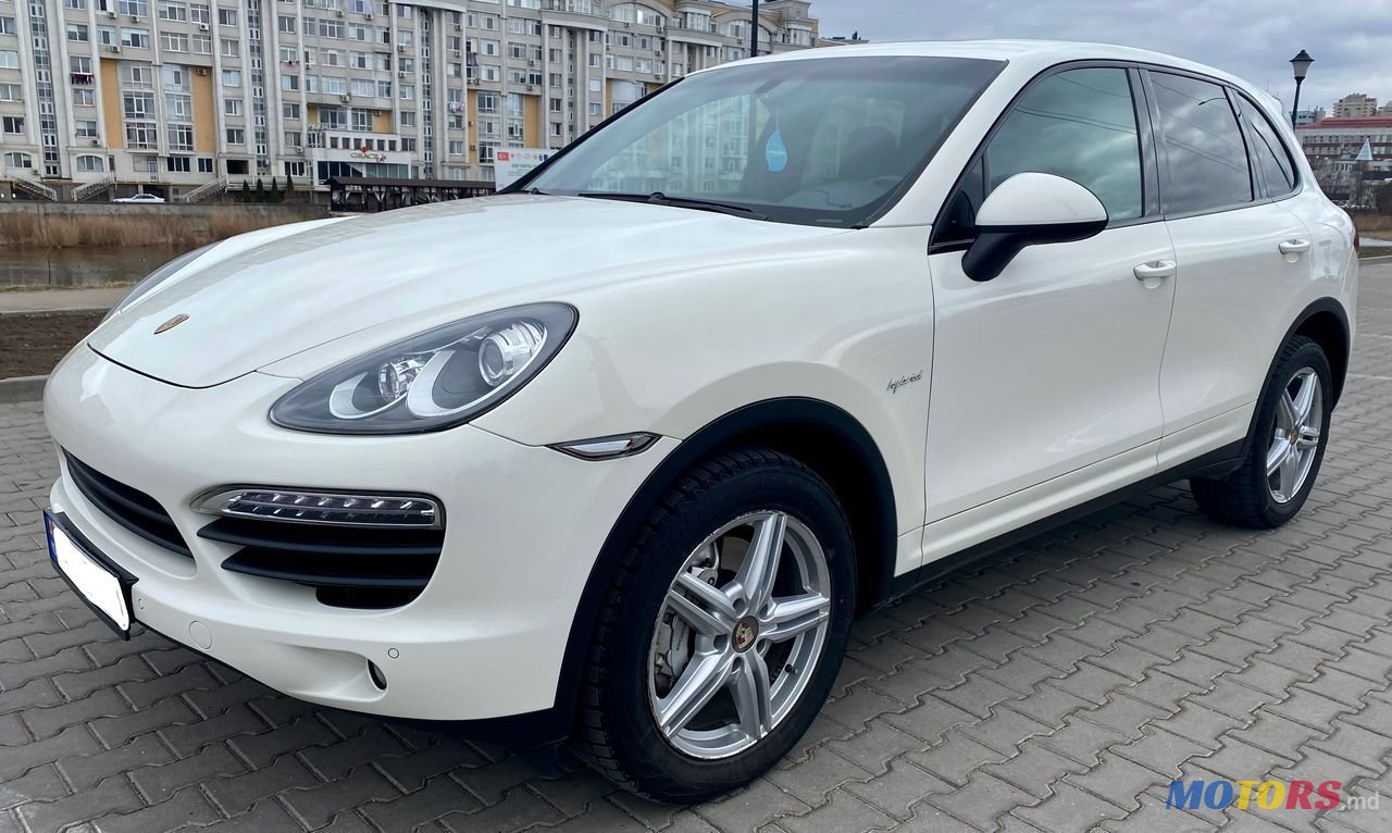 2011' Porsche Cayenne photo #2