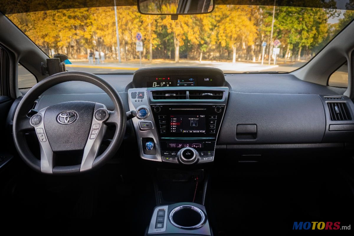 2017' Toyota Prius v photo #5