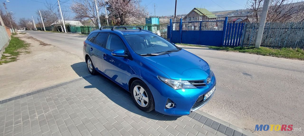 2013' Toyota Auris photo #2