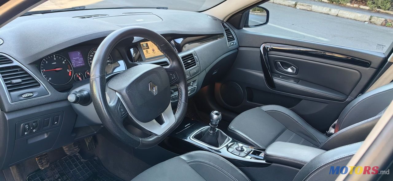 2011' Renault Laguna photo #6