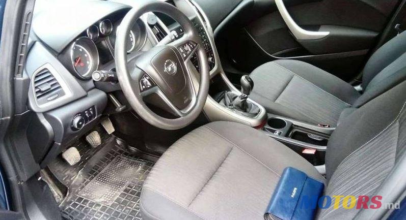 2011' Opel Astra photo #2