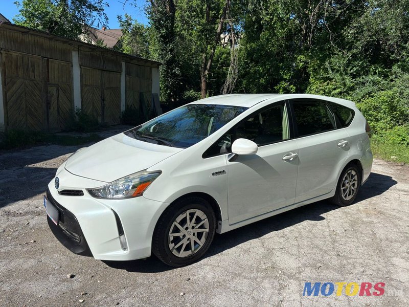 2015' Toyota Prius v photo #6