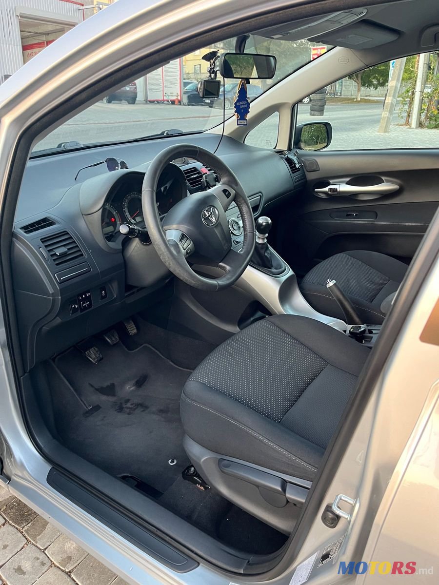 2011' Toyota Auris photo #6