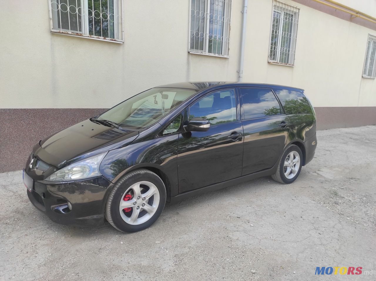 2006' Mitsubishi Grandis photo #1