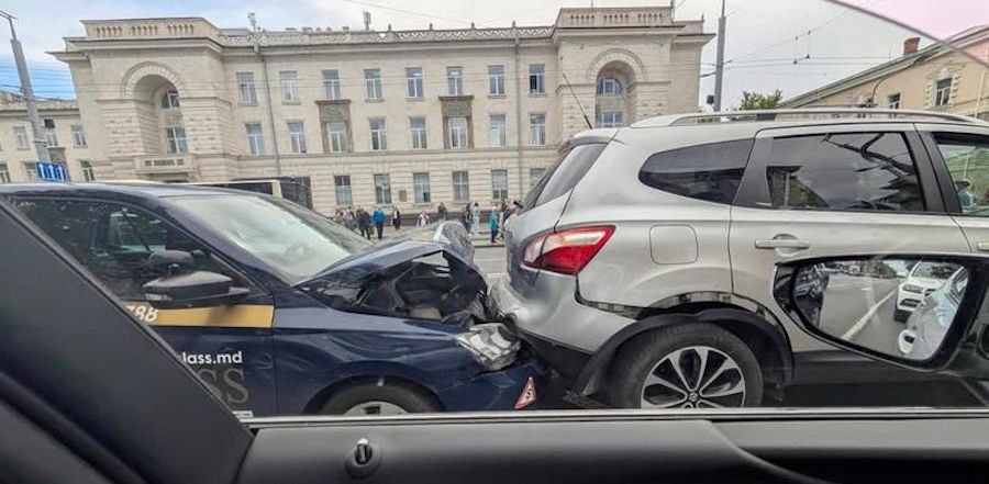 Автомобиль автошколы попал в аварию в центре столицы