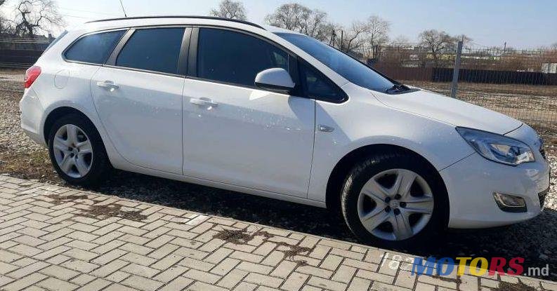 2012' Opel Astra photo #1