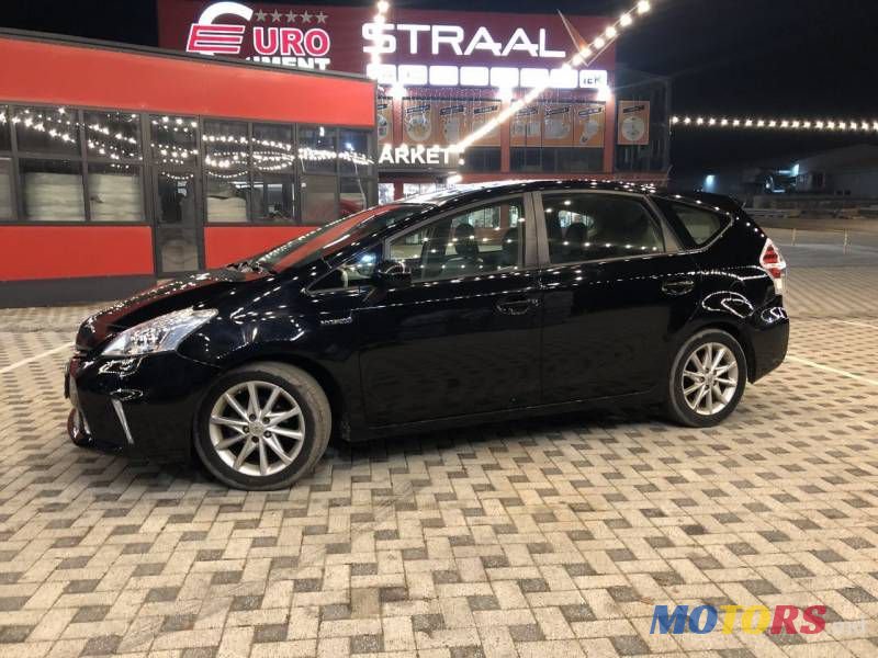 2012' Toyota Prius v photo #2