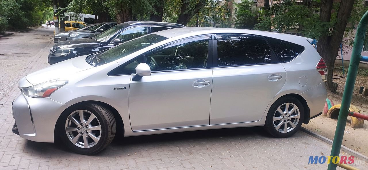 2017' Toyota Prius v photo #4