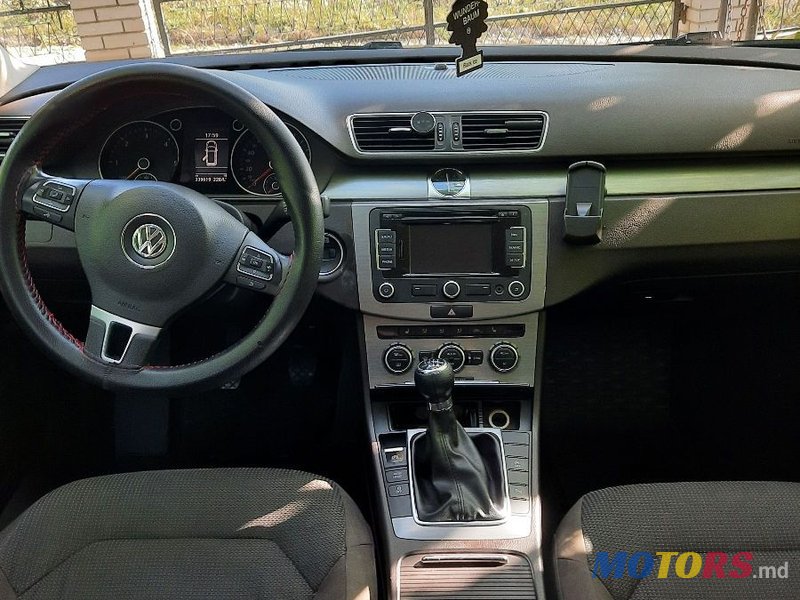 2012' Volkswagen Passat photo #5