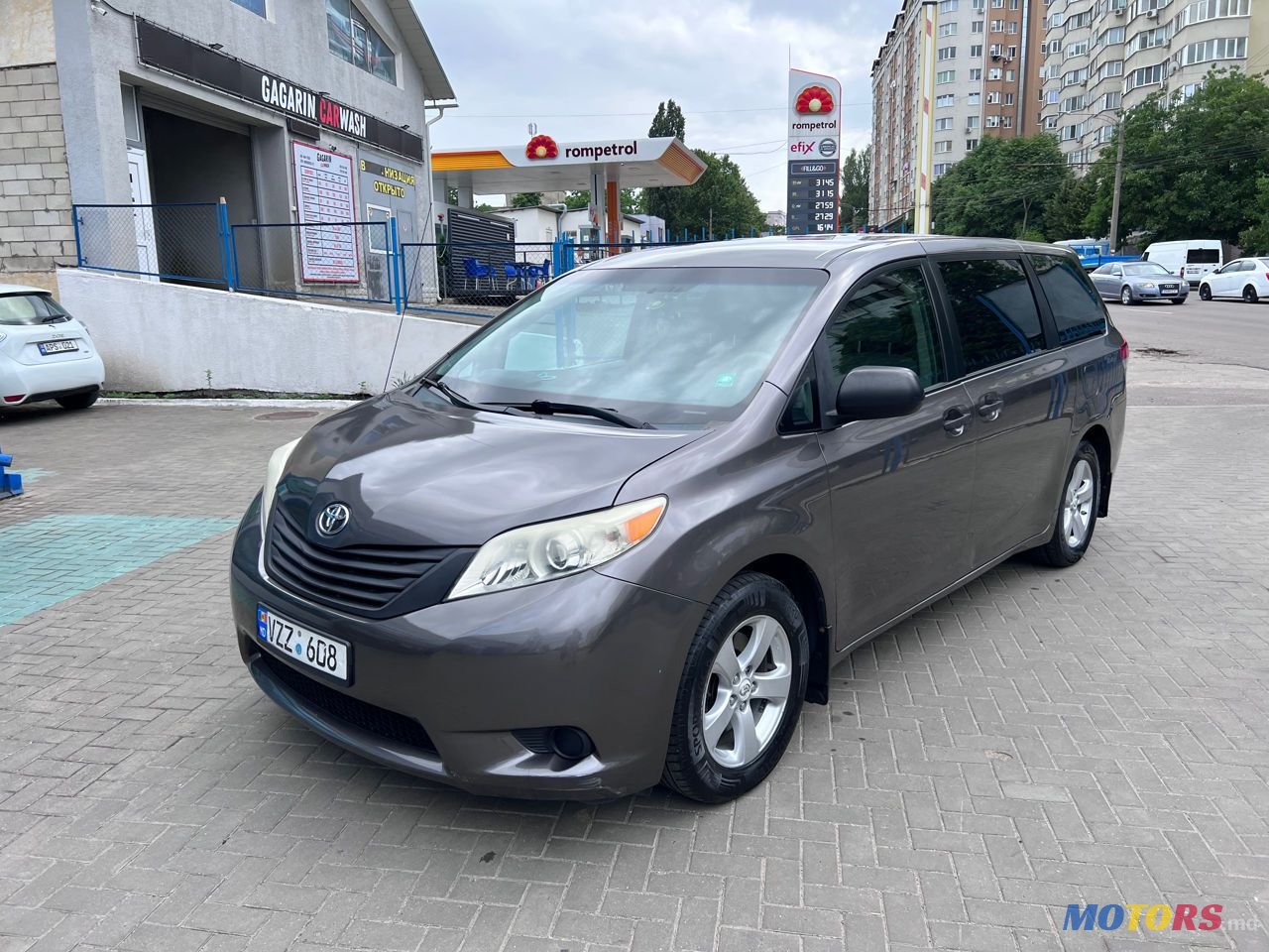 2011' Toyota Sienna photo #2
