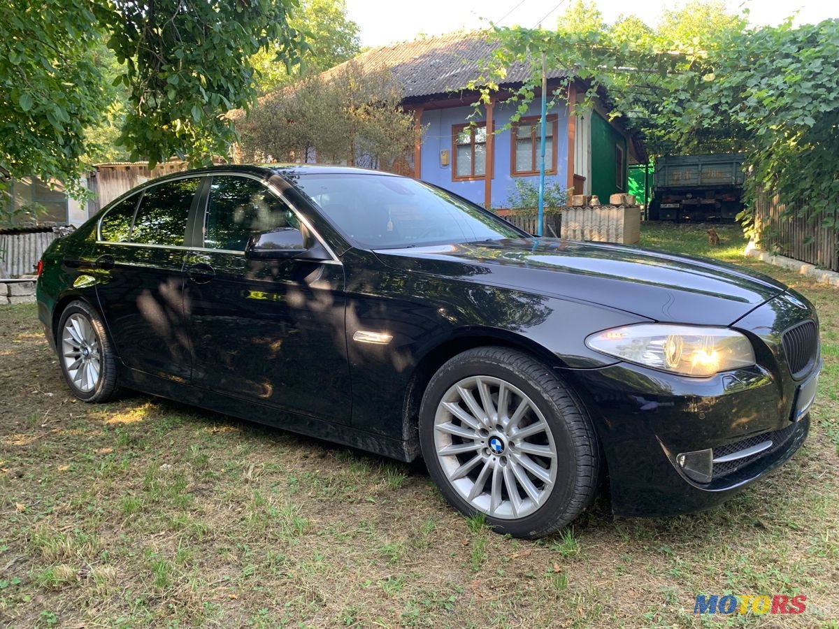 2011' BMW 5 Series photo #2