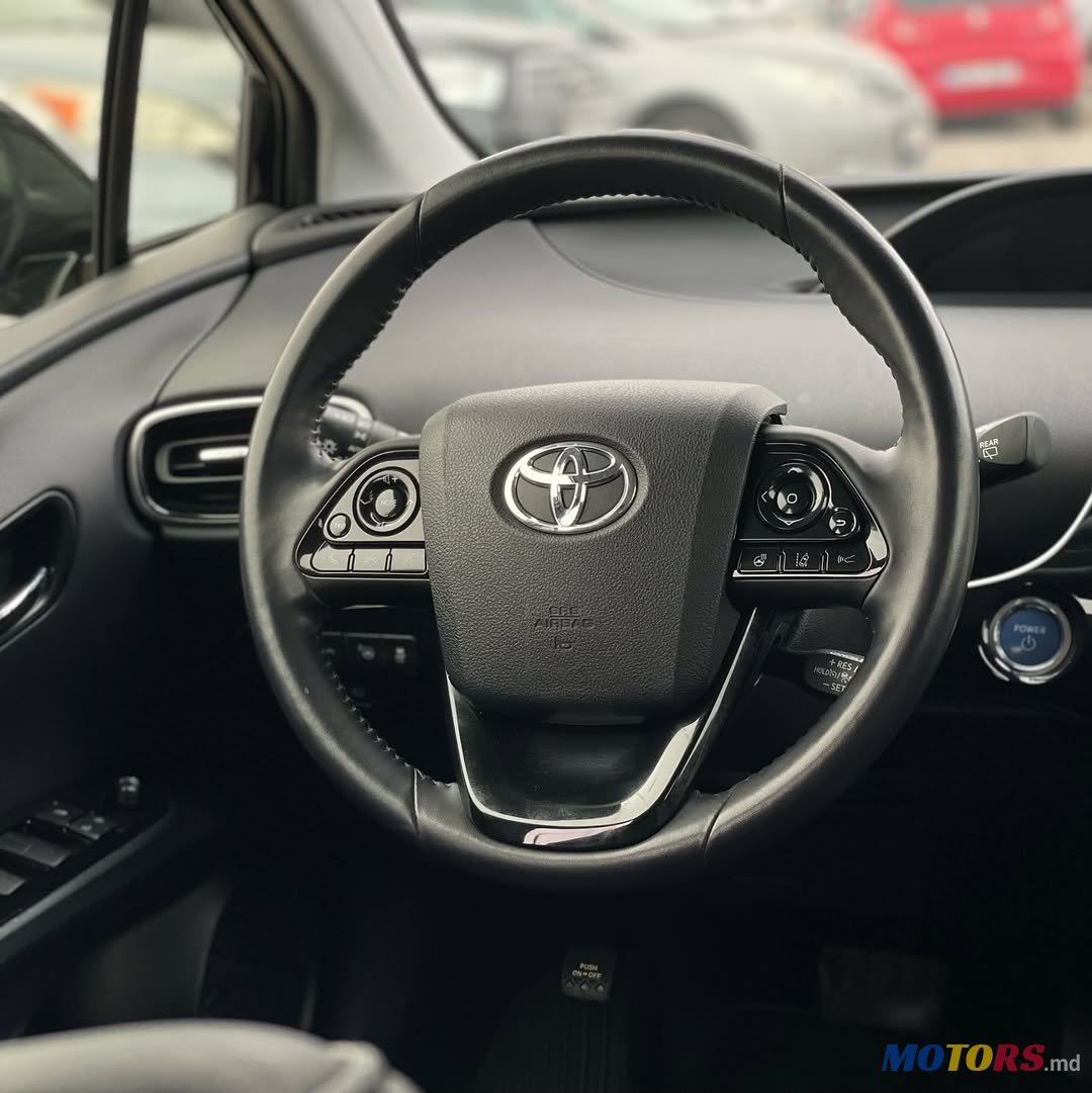 2019' Toyota Prius AWDE XLE photo #2