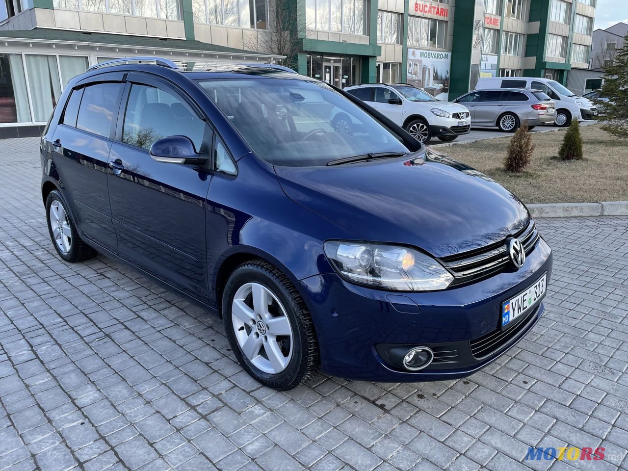 2011' Volkswagen Golf photo #2