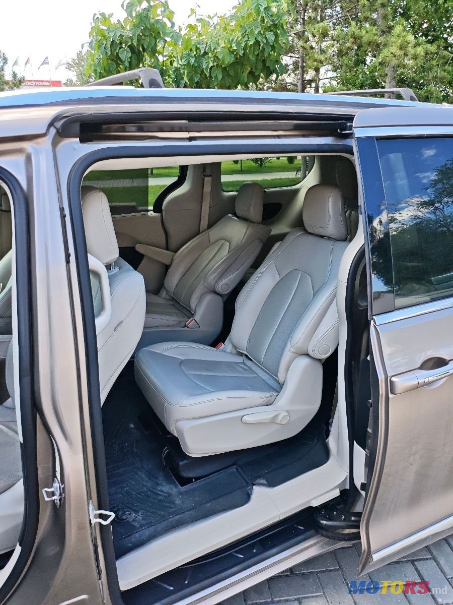 2018' Chrysler Pacifica photo #6