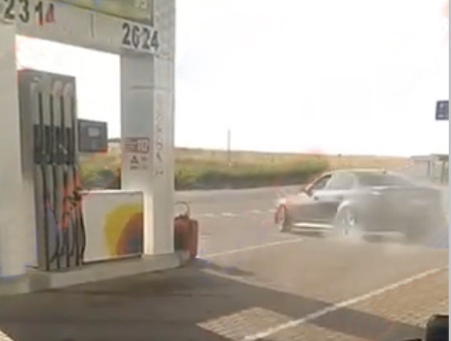 Un şofer de BMW a avut ideea neinspirată de a face drift într-o benzinărie la Făleşti
