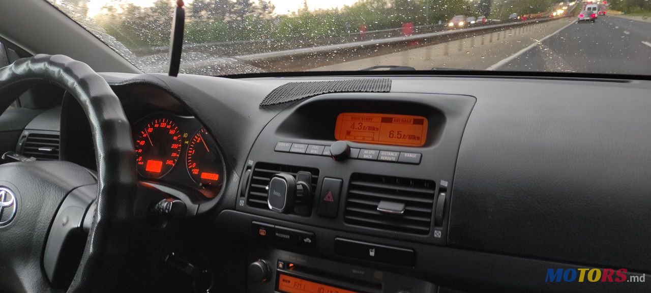 2004' Toyota Avensis photo #6