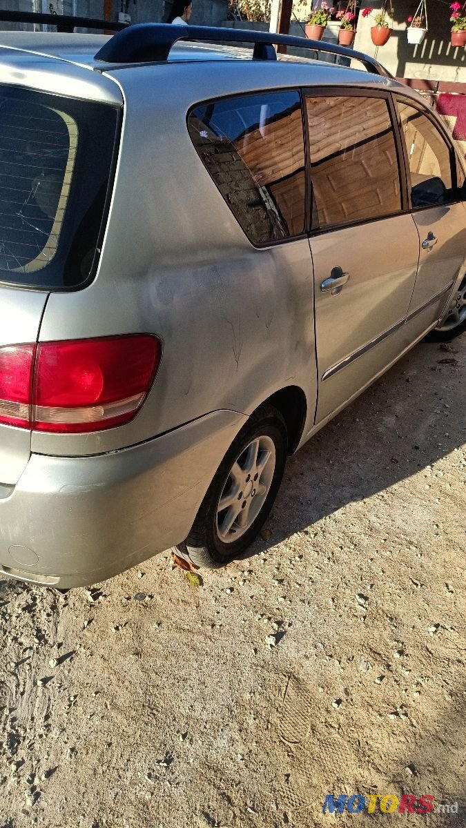 2002' Toyota Avensis Verso photo #4