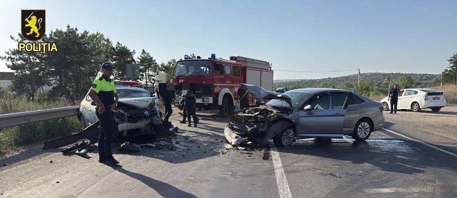 Accident lângă Sîngerei. Doi tineri polițiști, transportați la spital din cauza unei șoferițe ieșite pe contrasens