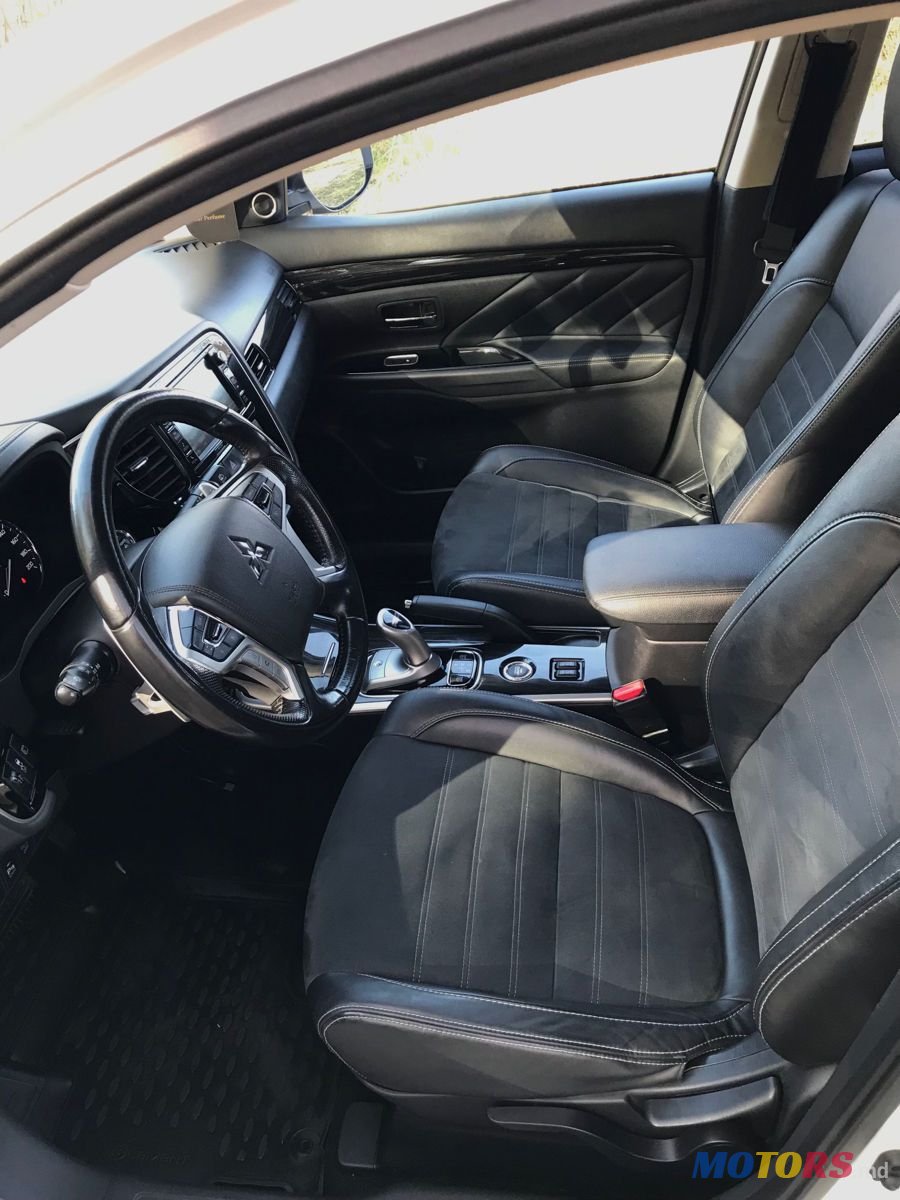 2015' Mitsubishi Outlander photo #6