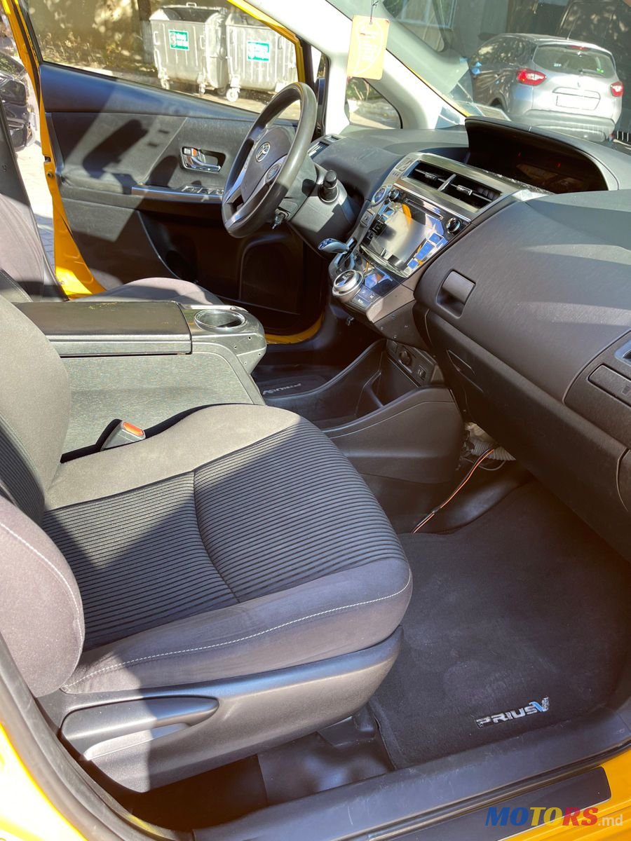 2015' Toyota Prius v photo #2