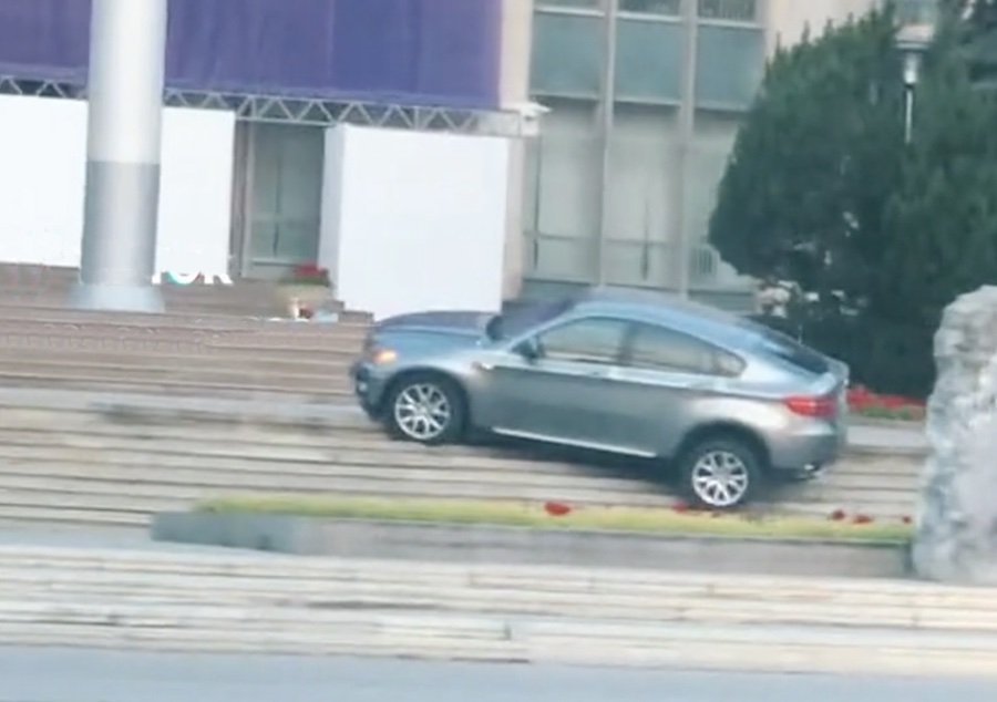 Un BMW X6 a urcat pe scările guvernului din Chişinău, mai multe maşini de poliţie au intervenit