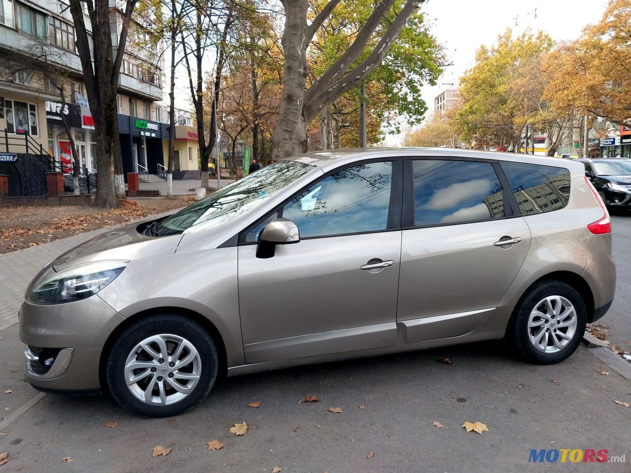 2012' Renault Grand Scenic photo #1