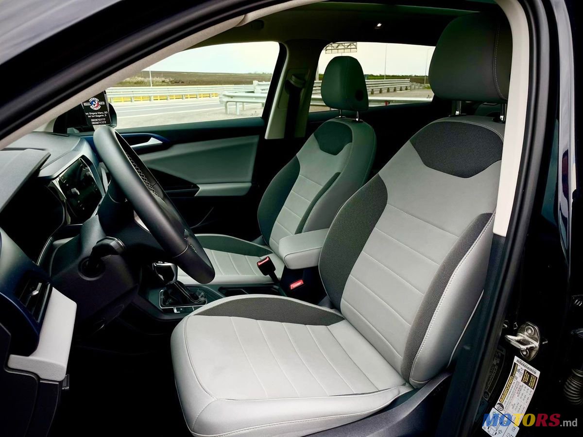 2021' Volkswagen Taos photo #4