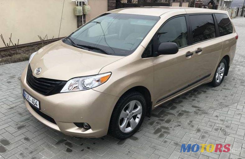 2010' Toyota Sienna photo #1