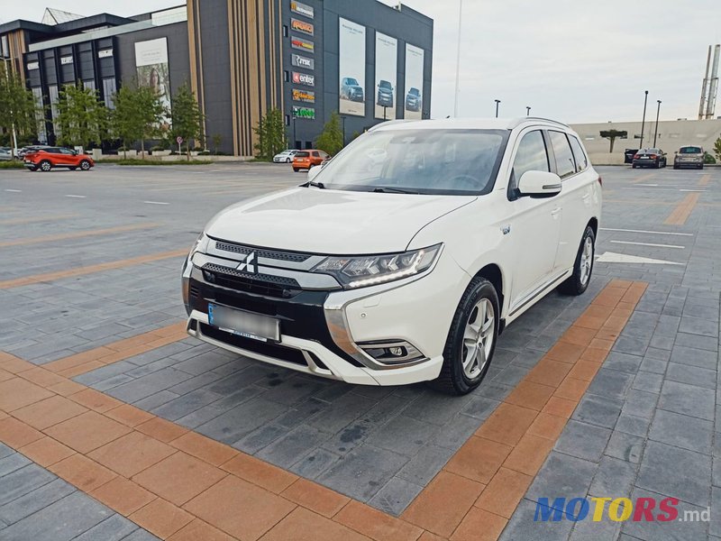 2019' Mitsubishi Outlander photo #1