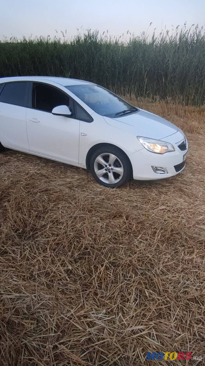 2010' Opel Astra photo #2