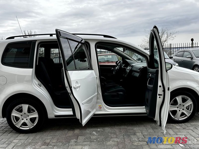 2014' Volkswagen Touran photo #3