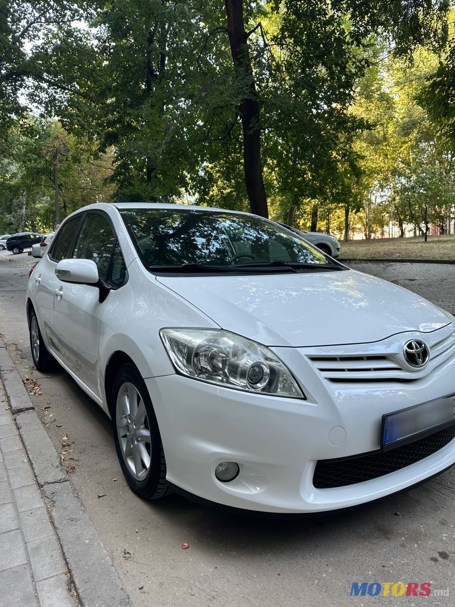 2011' Toyota Auris photo #3