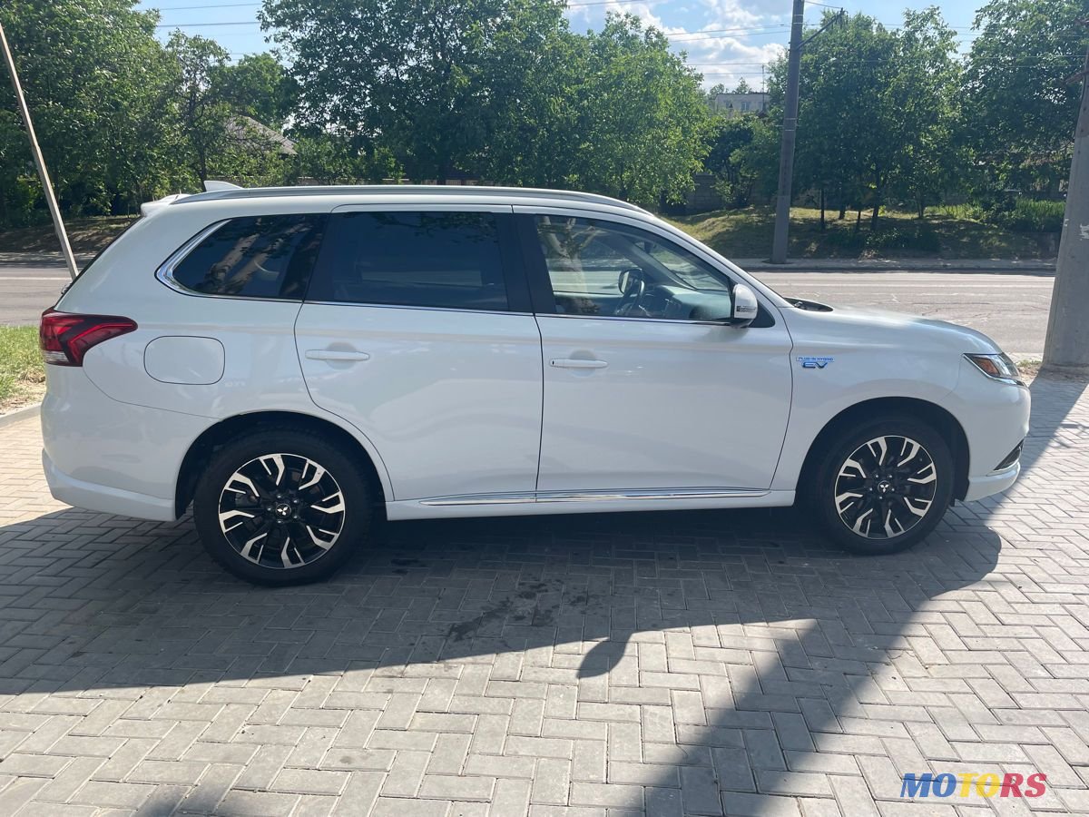 2018' Mitsubishi Outlander photo #3