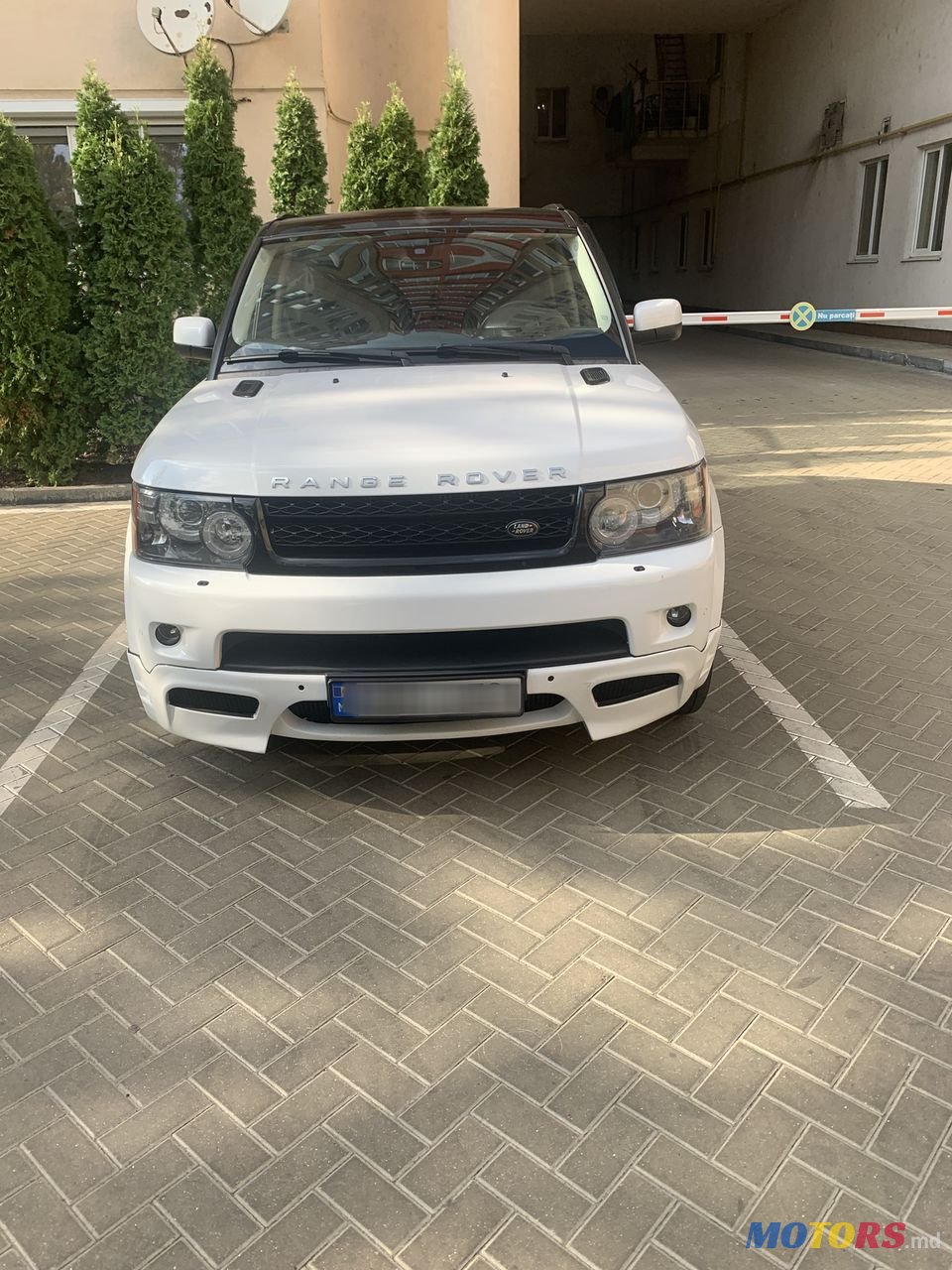 2011' Land Rover Range Rover Sport photo #2