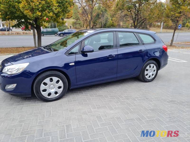 2011' Opel Astra photo #4