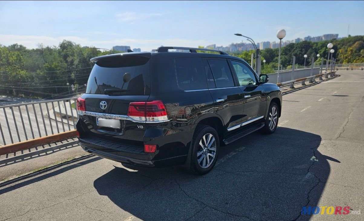 2017' Toyota Land Cruiser photo #6