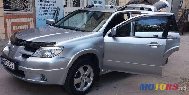 2009' Mitsubishi Outlander photo #1