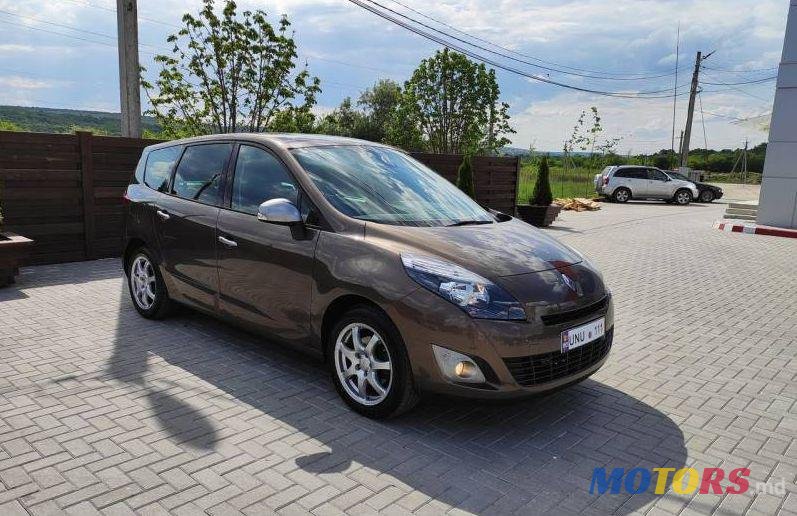 2010' Renault Grand Scenic photo #1