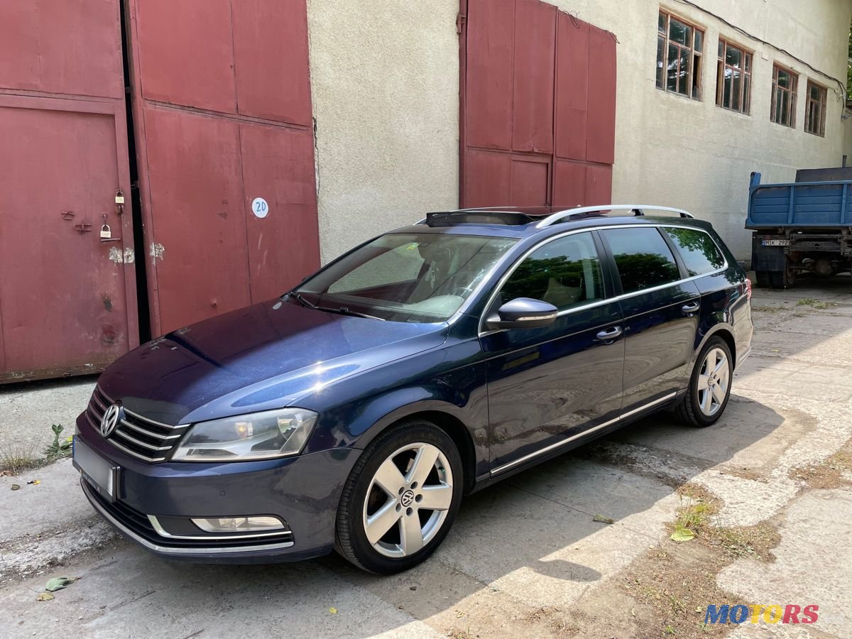 2011' Volkswagen Passat photo #2