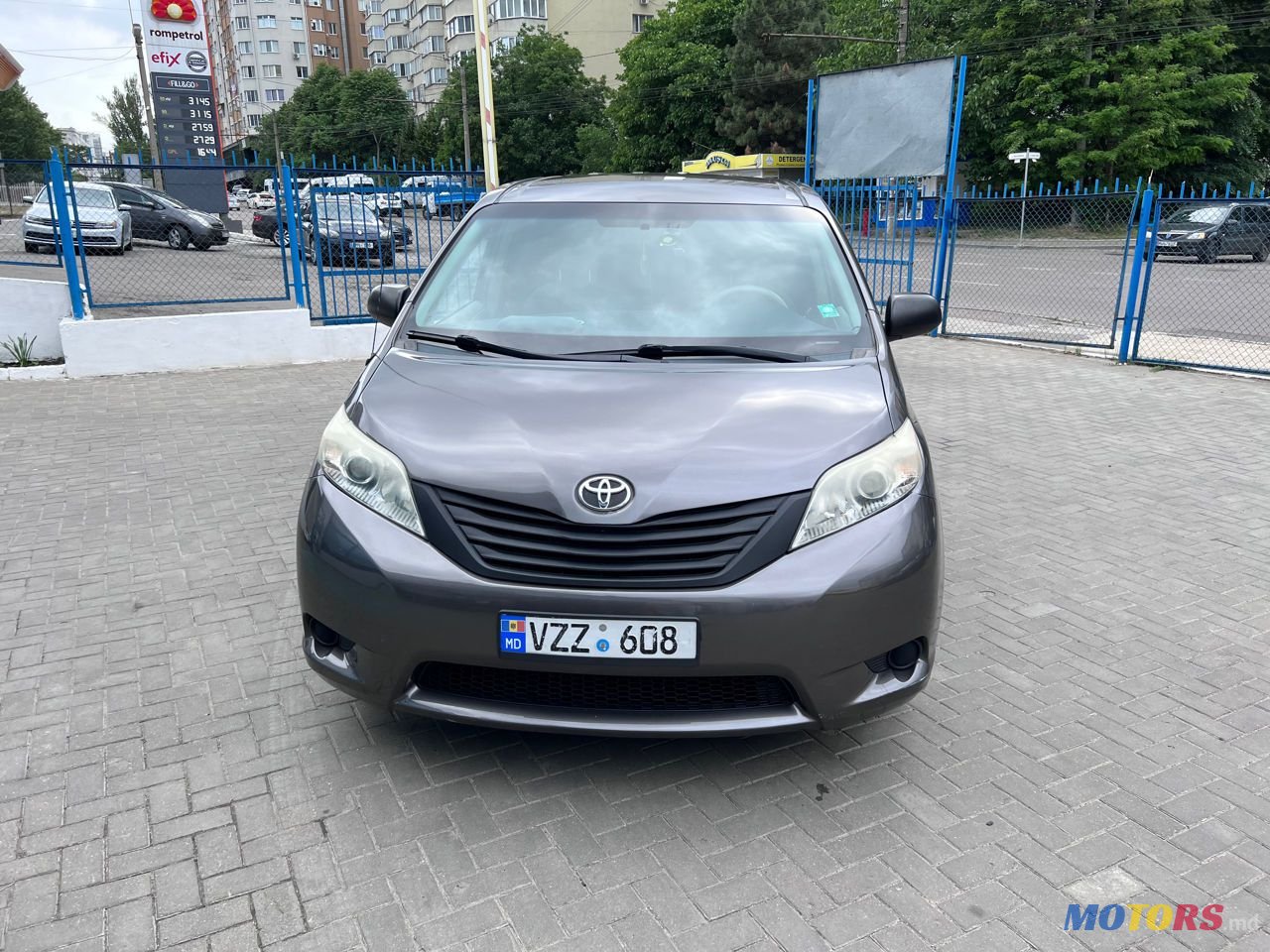 2011' Toyota Sienna photo #3