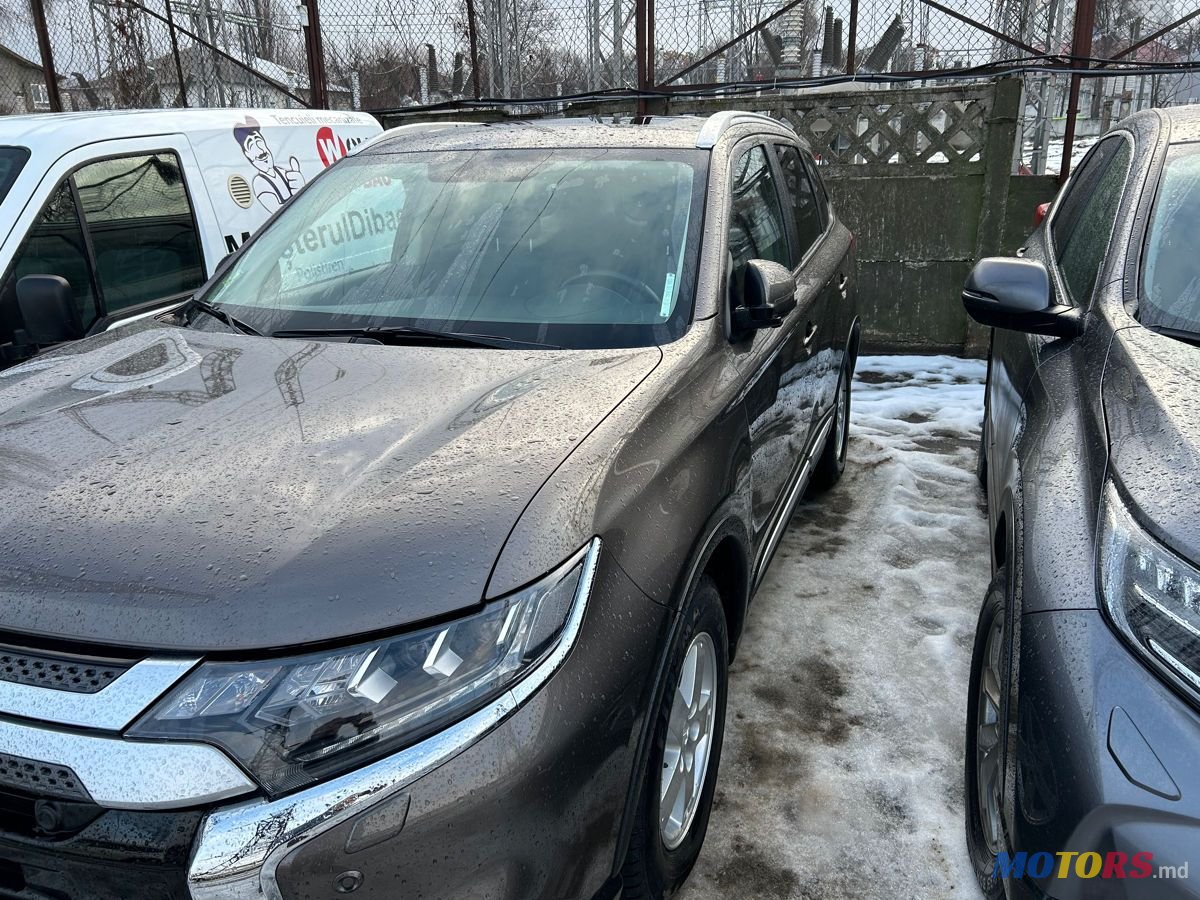 2019' Mitsubishi Outlander photo #2