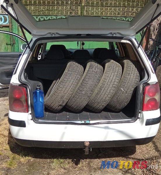 2004' Volkswagen Passat photo #2