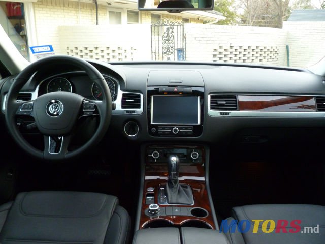2012' Volkswagen Touareg photo #2