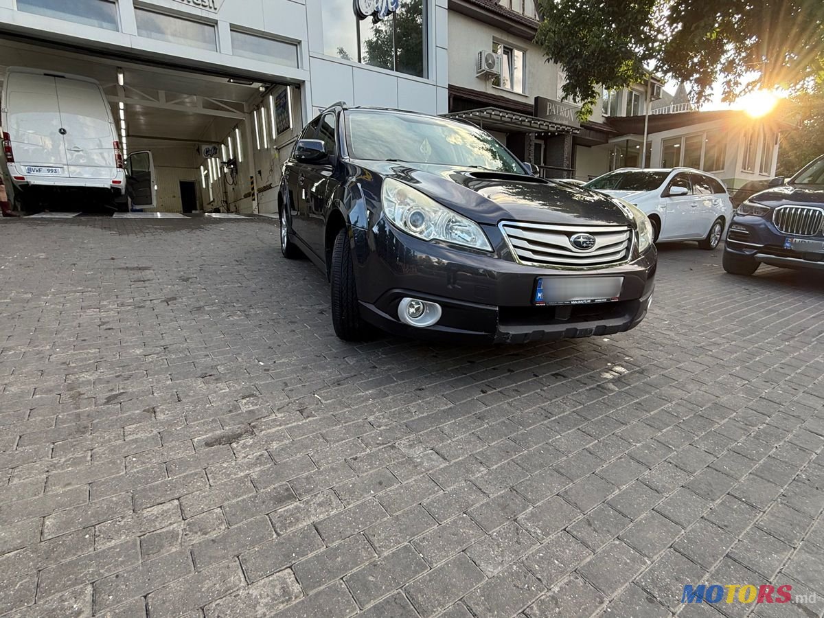 2011' Subaru Outback photo #2