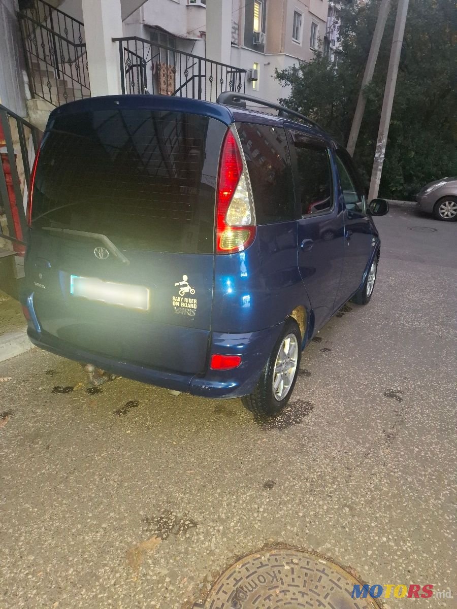 2003' Toyota Yaris Verso photo #2
