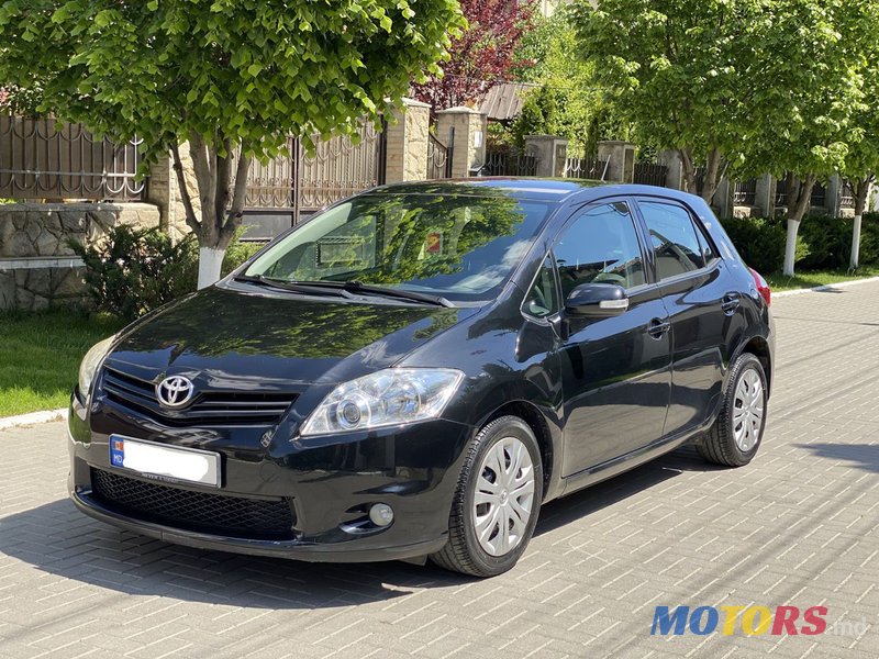 2011' Toyota Auris photo #2