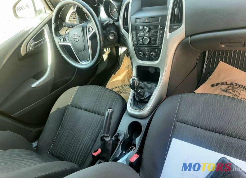 2012' Opel Astra photo #2