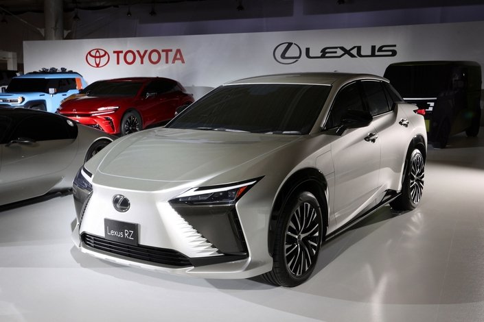 У Toyota RAV4 появилась альтернатива от Lexus из будущего