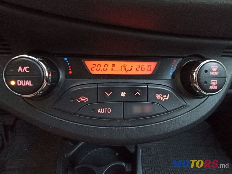 2012' Toyota Yaris photo #6