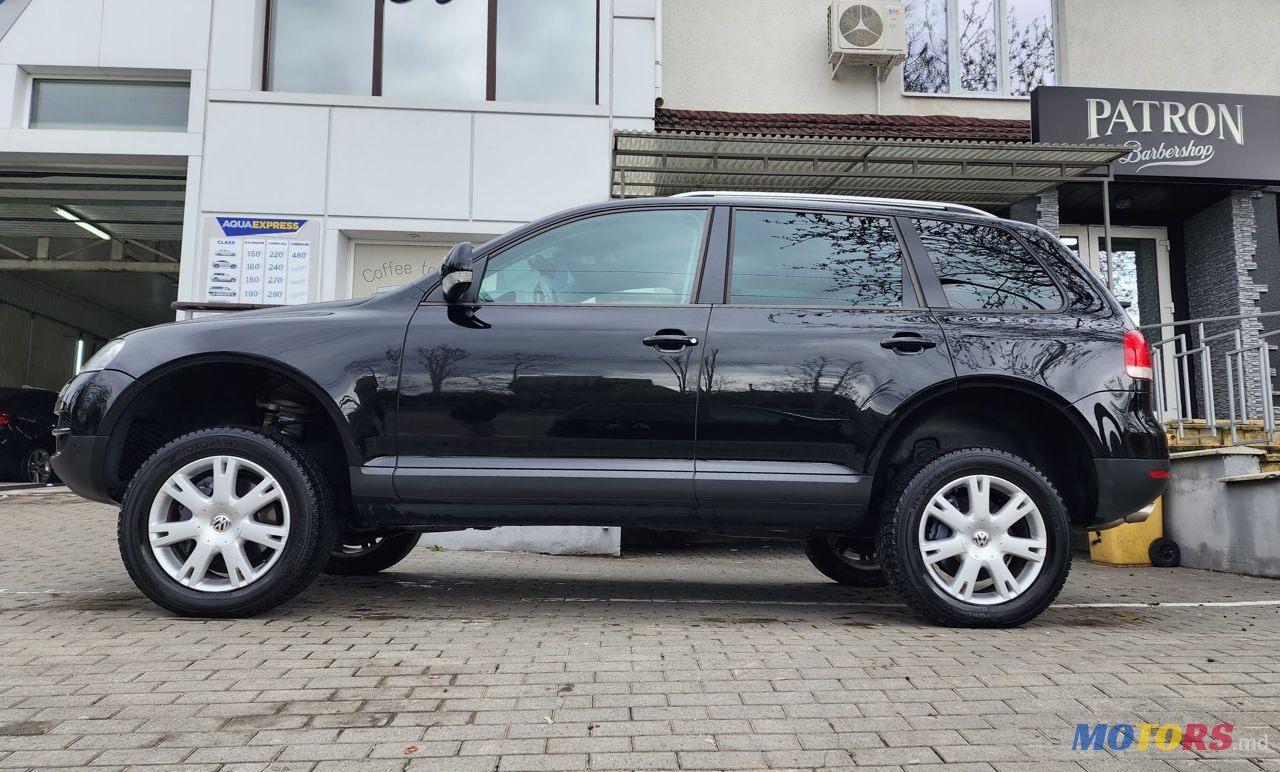 2005' Volkswagen Touareg photo #1